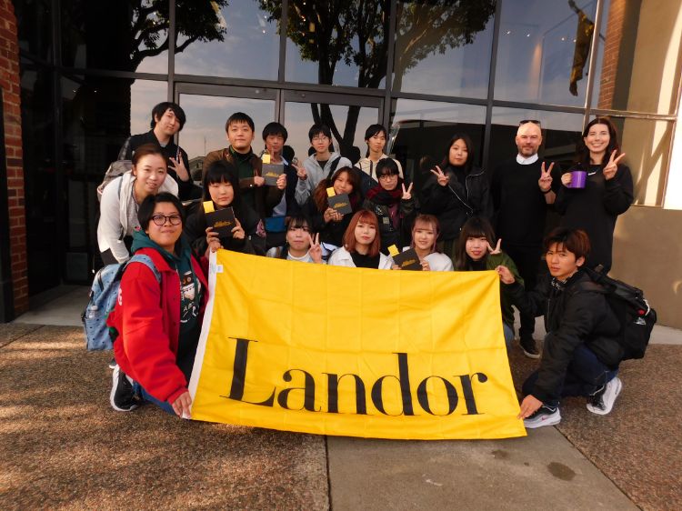 Landorの旗を持って記念撮影をする学生たち
