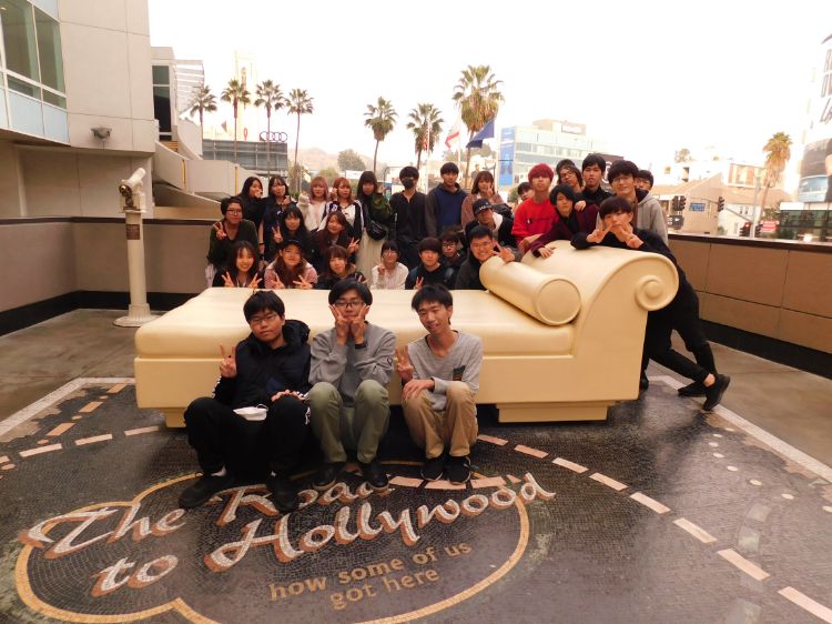 オブジェの前で記念撮影をする学生たち