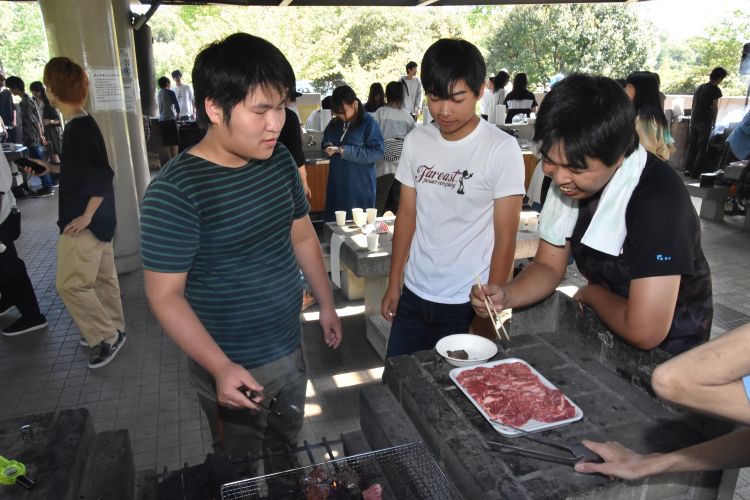 肉を焼く学生たち