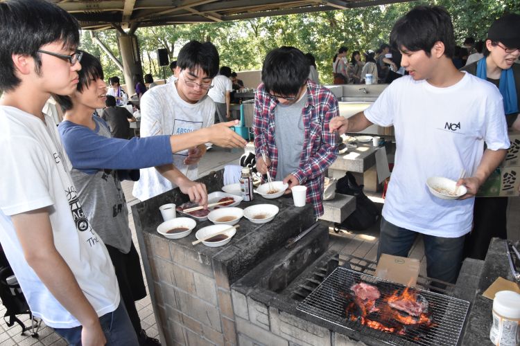 肉を焼く学生たち