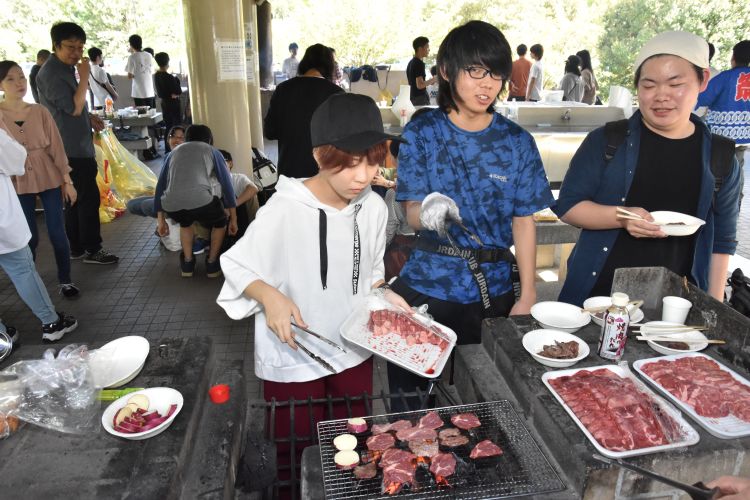 肉を焼く学生たち