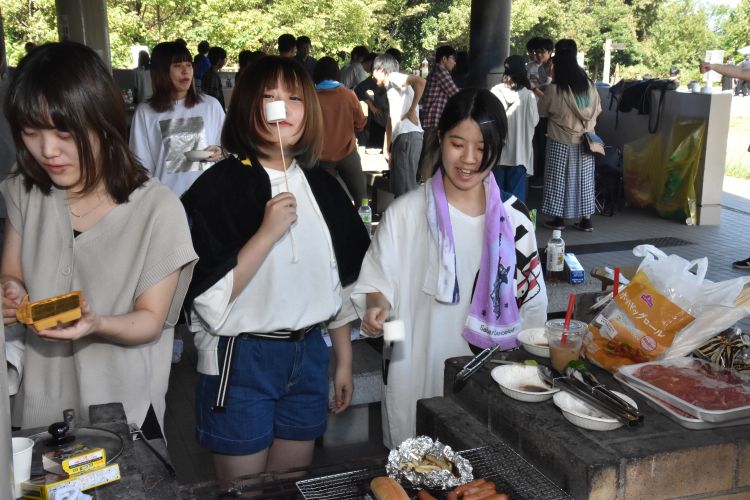 オータムフェスタを満喫する学生たち