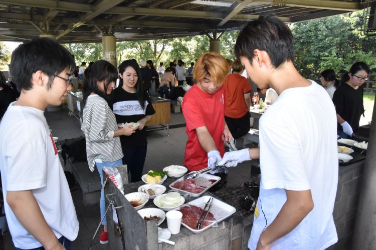 肉を焼く学生たち