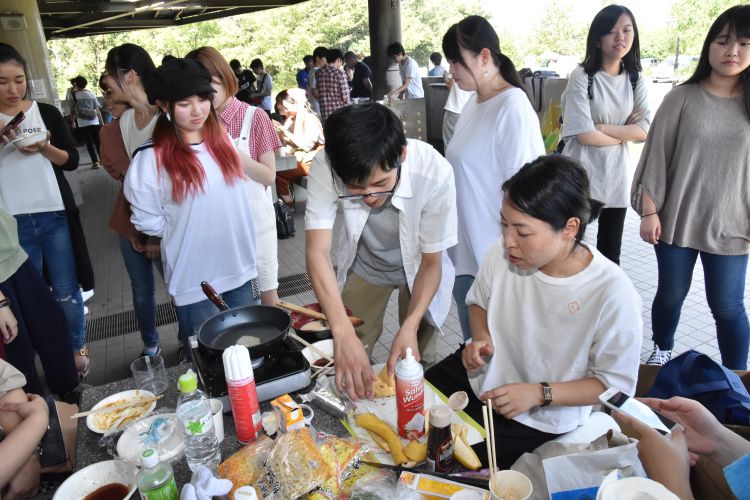 オータムフェスタを満喫する学生たち