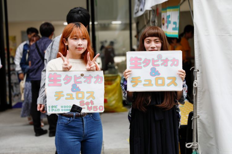 学園祭で呼び込みをする学生たち