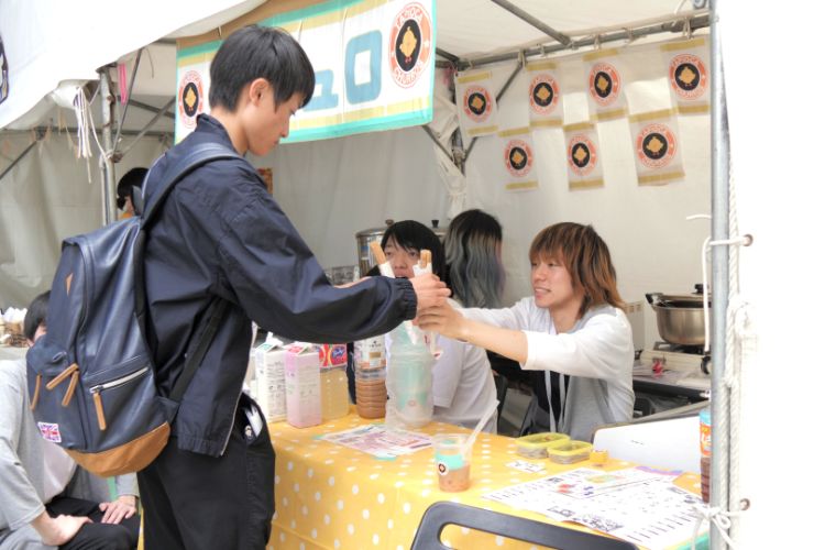 学園祭を楽しむ学生の写真