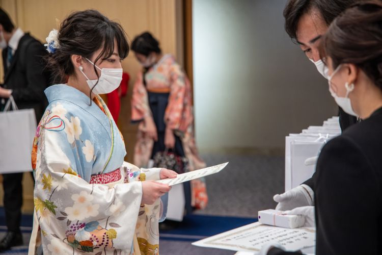 卒業証書と記念品を受け取る卒業生