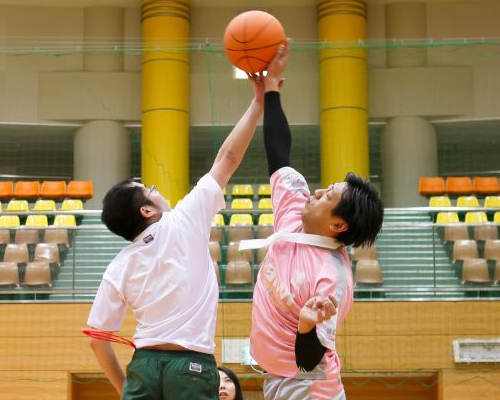 スポーツフェスタで張り切る学生の写真