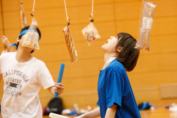 パン食い競争を頑張る学生