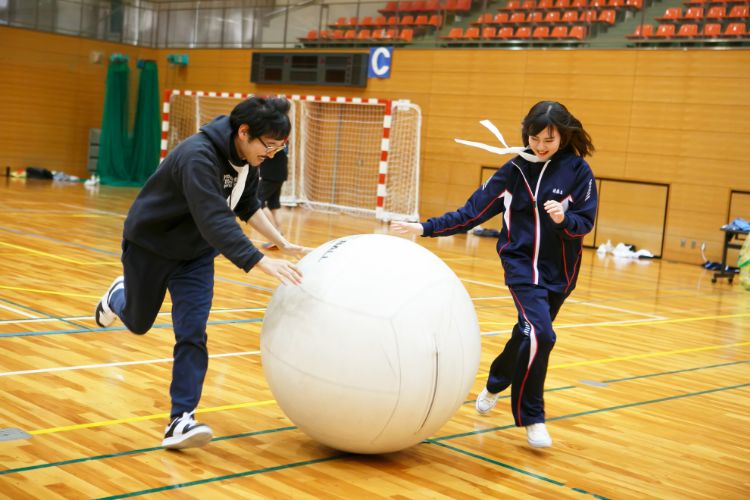 大玉転がしを頑張る学生たち