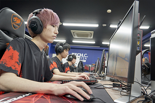 eスポーツルームで実習に励む学生たち