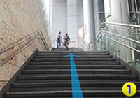 地下鉄栄駅8番出口（サンシャイン栄）から、「階段」を上がって地上へ。地上に出たら、右へ進む。