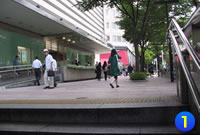 地下鉄矢場町駅6番出口から地上へ。